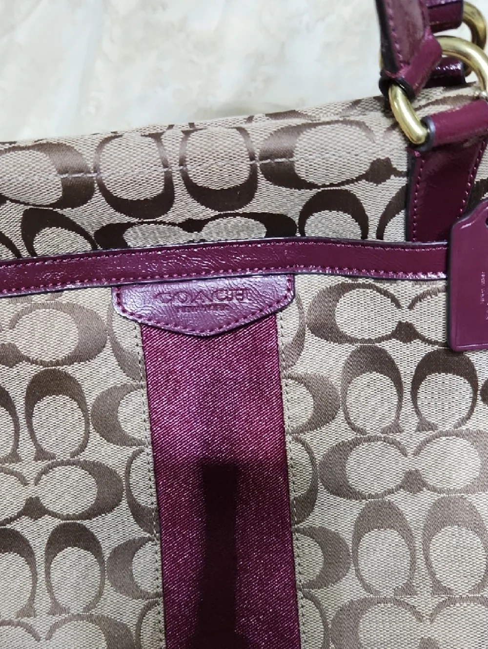 Coach Signature VINTAGE Tote with Burgundy Trim and Beige Jacquard - Picture 4 of 16